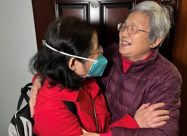 Κίνα: Επανενώνονται με τις οικογένειες τους μετά από 3 χρόνια που έμειναν χώρια λόγω κοροναϊού