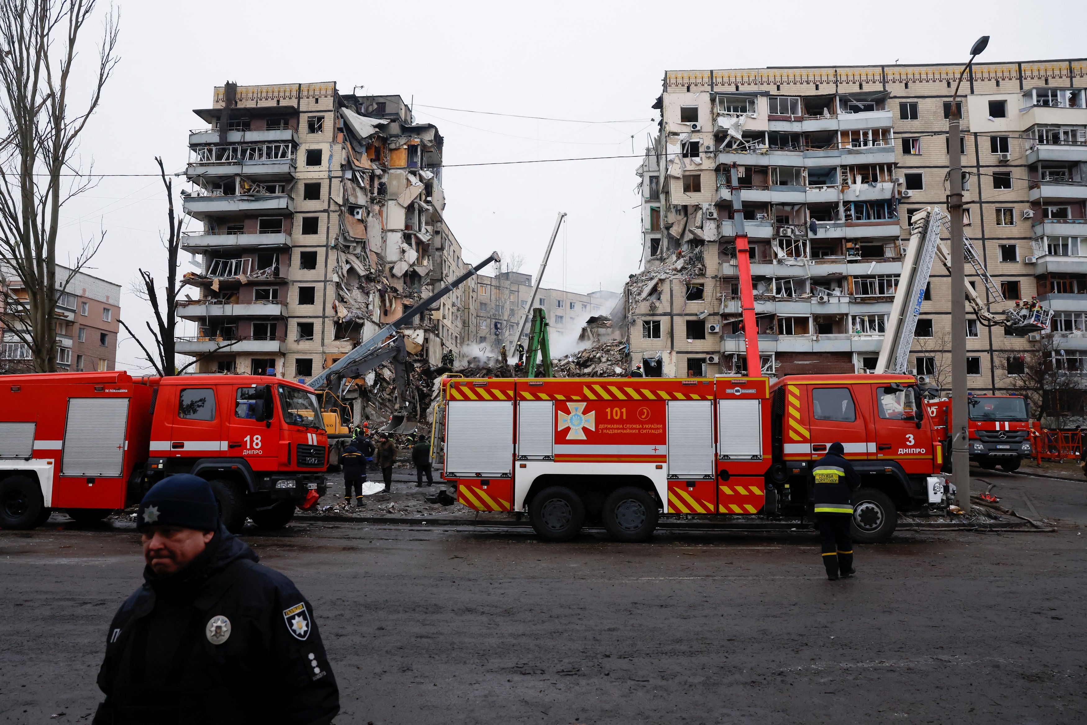 Ουκρανία: «Σβήνουν» οι ελπίδες - Ελάχιστες οι πιθανότητες για επιζώντες στην βομβαρδισμένη πολυκατοικία στο Ντνίπρο