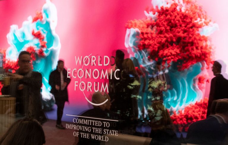 Νταβός: Η ελίτ συσκέπτεται, οι συνωμοσιολόγοι οργιάζουν