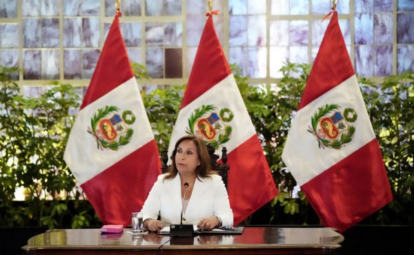 Περού: Μέλη του Κογκρέσου κινούν διαδικασία για να παυθεί η πρόεδρος Ντίνα Μπολουάρτε