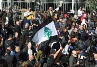 Λίβανος: Καθιστική διαμαρτυρία οικογενειών θυμάτων της μεγάλης έκρηξης στο λιμάνι της Βηρυτού