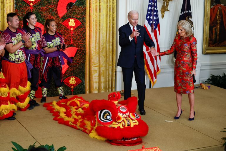 Τζο Μπάιντεν: «Παντόφλα» από την Τζιλ επειδή ήθελε να χορέψει