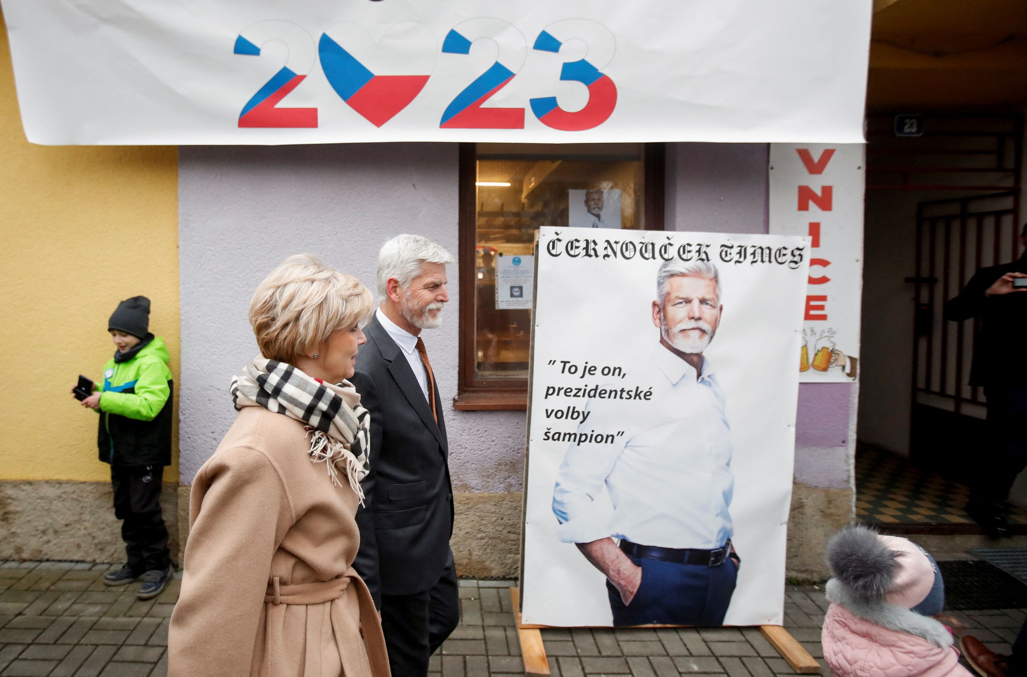 Τσεχία: Διεξάγεται ο δεύτερος γύρος των προεδρικών εκλογών - Ποιος είναι το φαβορί