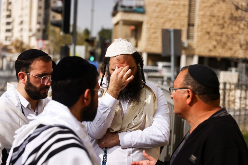 Ισραήλ: 42 συλλήψεις για την επίθεση στη συναγωγή – Συμπαράσταση από τον Μπάιντεν, πανηγυρίζει η Χεζμπολάχ