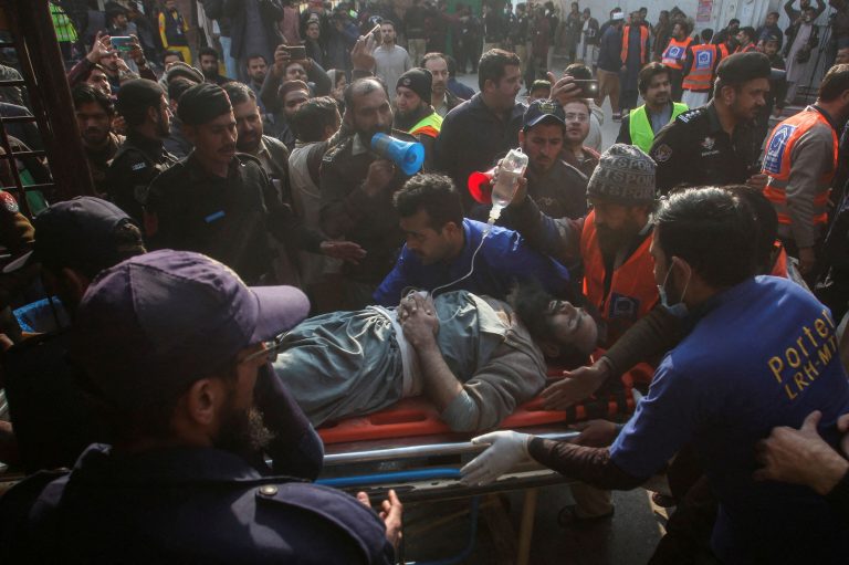 Πακιστάν: Τουλάχιστον 28 νεκροί από την έκρηξη σε τζαμί
