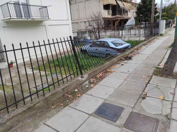 Λάρισα: Αυτοκίνητο προσγειώθηκε σε αυλή σπιτιού μετά από τροχαίο – Βίντεο