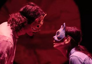 «Λεμόνια Λεμόνια Λεμόνια Λεμόνια Λεμόνια» – Μια παράσταση για το δυστοπικό μέλλον ή ένας καθρέφτης του σήμερα;