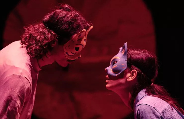 «Λεμόνια Λεμόνια Λεμόνια Λεμόνια Λεμόνια» – Μια παράσταση για το δυστοπικό μέλλον ή ένας καθρέφτης του σήμερα;