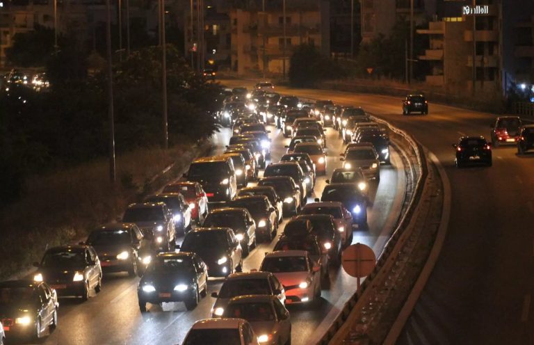 Κίνηση τώρα: Ουρές χιλιομέτρων και μεγάλη ταλαιπωρία στον Κηφισό μετά την εκτροπή της νταλίκας [Χάρτης]