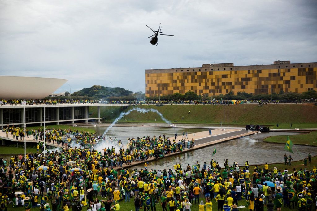 Βραζιλία: «Μια προαναγγελθείσα επίθεση» – Πώς η ρητορική και μετά η σιωπή του Μπολσονάρο ενορχήστρωσαν την εισβολή