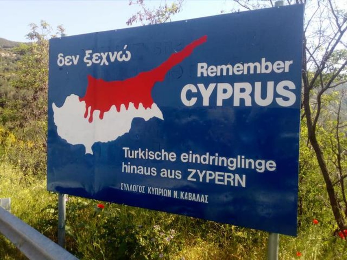 Τουρκικά ΜΜΕ: Στο στόχαστρο οι πινακίδες «Δεν ξεχνώ» σε ελληνικές πόλεις