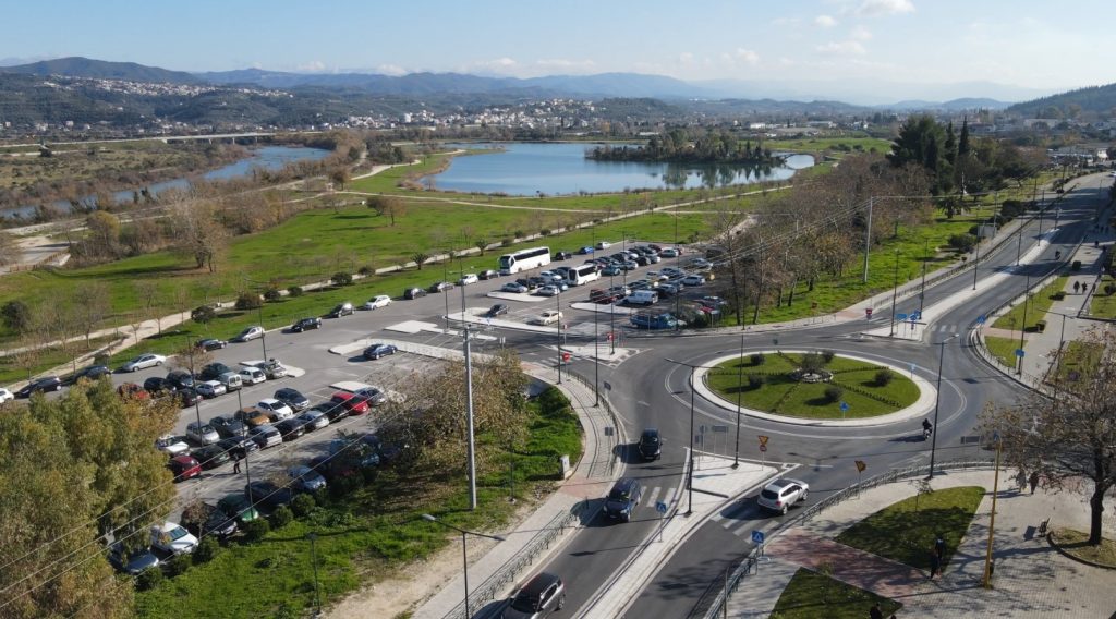 Παραδόθηκε ο νέος κυκλοφοριακός κόμβος στην Άρτα