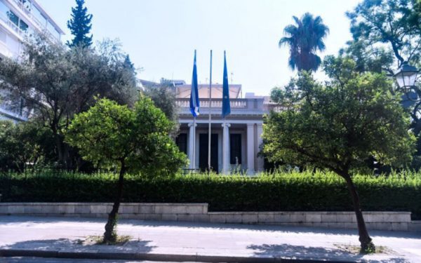 Σύσκεψη στο Μαξίμου μετά τις αντιδράσεις για τα πτυχία των καλλιτεχνών