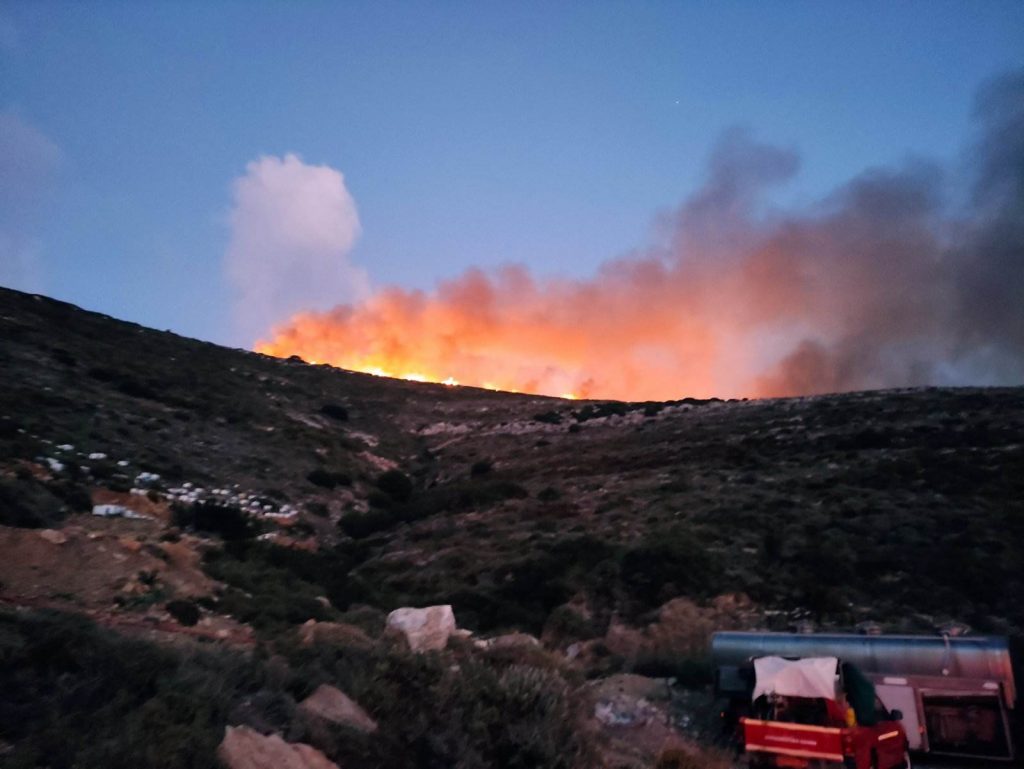 Μεγάλη φωτιά στους Φούρνους – Συναγερμός στην πυροσβεστική