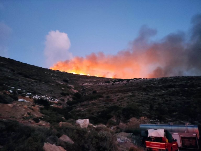 Μεγάλη φωτιά στους Φούρνους – Συναγερμός στην πυροσβεστική
