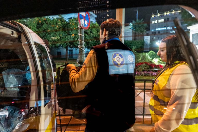 Δήμος Αθηναίων: Σακίδια με χειμερινά είδη πρώτης ανάγκης μοιράστηκαν στους άστεγους