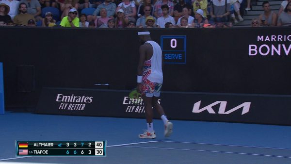 Απρόοπτο στο Australian Open: Μεγάλο μπαλάκι έσκασε και προκάλεσε στιγμιαίο πανικό