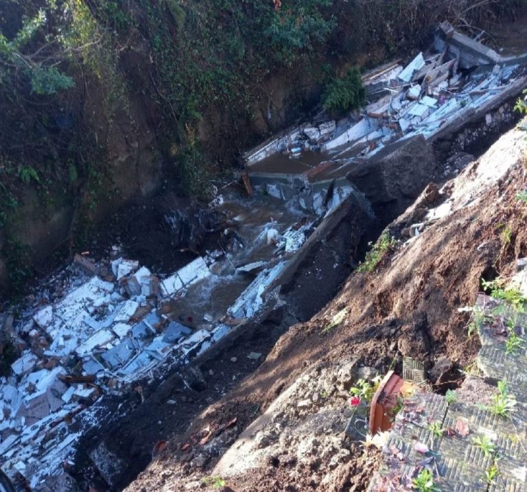 Ιταλία: Κατάρρευσε νεκροταφείο εξαιτίας της κακοκαιρίας – Φέρετρα και τεφροδόχοι κατέληξαν σε χαράδρα