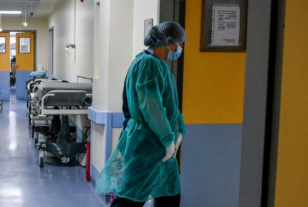 Ανεμβολίαστοι υγειονομικοί: Επιστρέφουν στα καθήκοντα τους