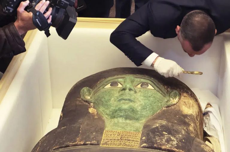 Αίγυπτος: Επέστρεψε στο Κάιρο σαρκοφάγος που είχε πουληθεί παράνομα στο εξωτερικό
