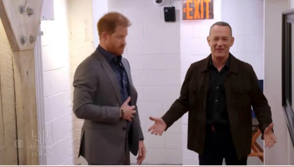 Πρίγκιπας Χάρι: «Τρολάρει» τη μοναρχία μαζί με τον Τομ Χανκς σε νέα του συνέντευξη