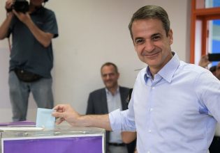 Δύο ερμηνείες στην «είδηση» Μητσοτάκη για τους μισθούς