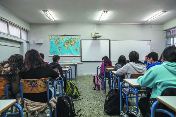Ζέττα Μακρή: Δεν εξετάζονται πρόσθετα μέτρα στα σχολεία λόγω της «τριδημίας»