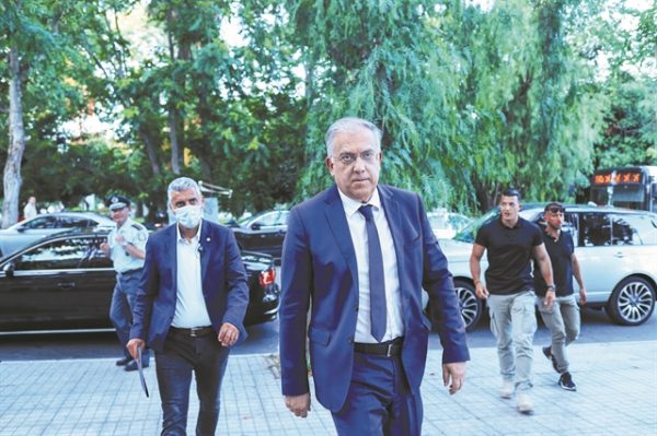 Ο Θεοδωρικάκος και ο… στρατός του