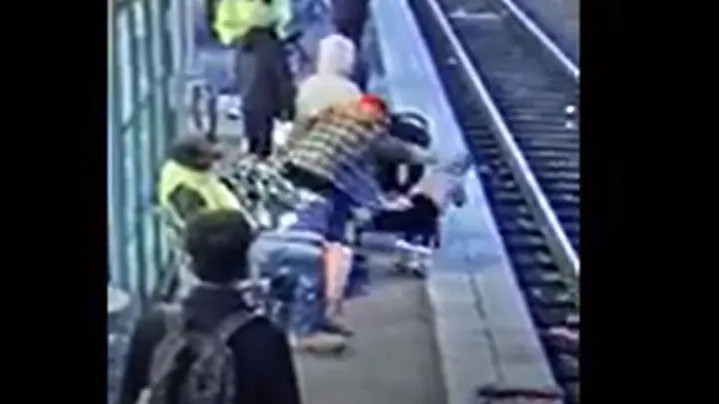 ΗΠΑ: Γυναίκα συνελήφθη επειδή έσπρωξε τρίχρονο κοριτσάκι στις γραμμές τρένου