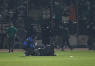 Χαμός στη Λιβαδειά: Ξέφυγε η κατάσταση – Ασθενοφόρο στον αγωνιστικό χώρο για οπαδό