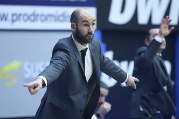 Οι παίκτες του Περιστερίου αποθέωσαν τον Σπανούλη