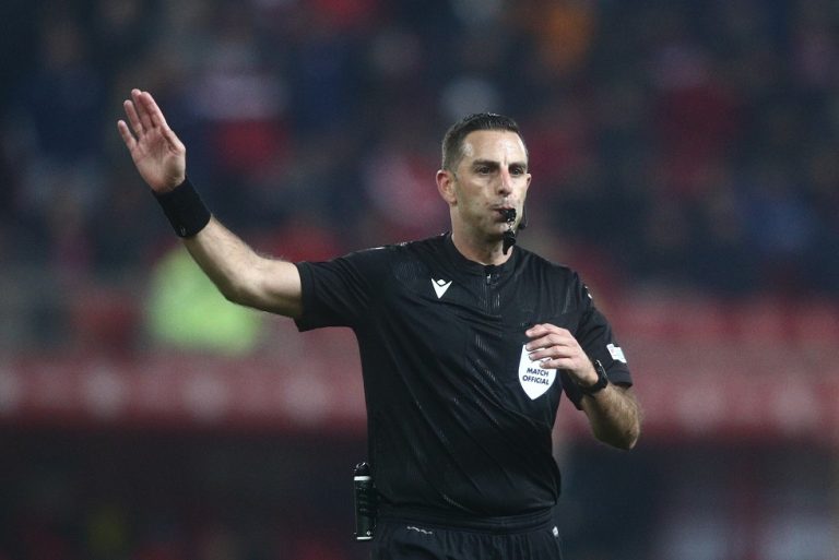 Η κόκκινη κάρτα που έχασαν διαιτητής και VAR στο Ολυμπιακός – Άρης