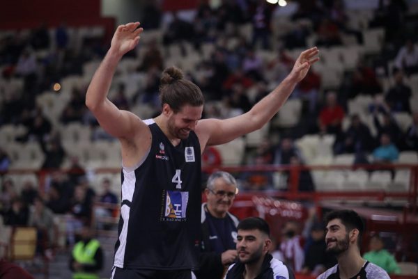 Αποθεώθηκε ο Μπόγρης στο ΣΕΦ και έκανε… καρδούλες στον κόσμο