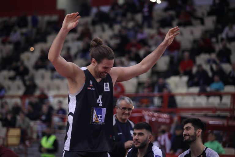 Αποθεώθηκε ο Μπόγρης στο ΣΕΦ και έκανε… καρδούλες στον κόσμο