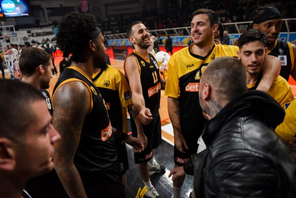 Η αποστολή της ΑΕΚ κλειδώθηκε έξω από τα αποδυτήρια