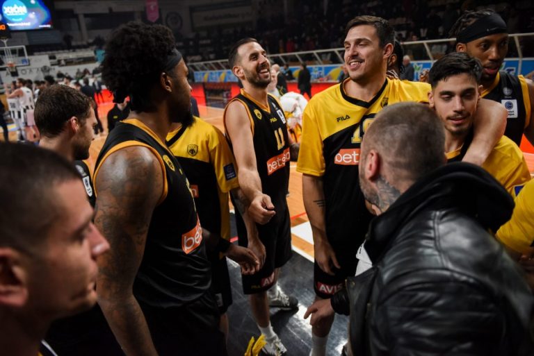 Η αποστολή της ΑΕΚ κλειδώθηκε έξω από τα αποδυτήρια