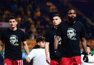 Άρης – Ολυμπιακός: Με μπλουζάκια στη μνήμη του Άλκη οι παίκτες των δύο ομάδων (pics)