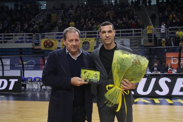 Η ΑΕΚ τίμησε τον Ζήση (pics & vid)