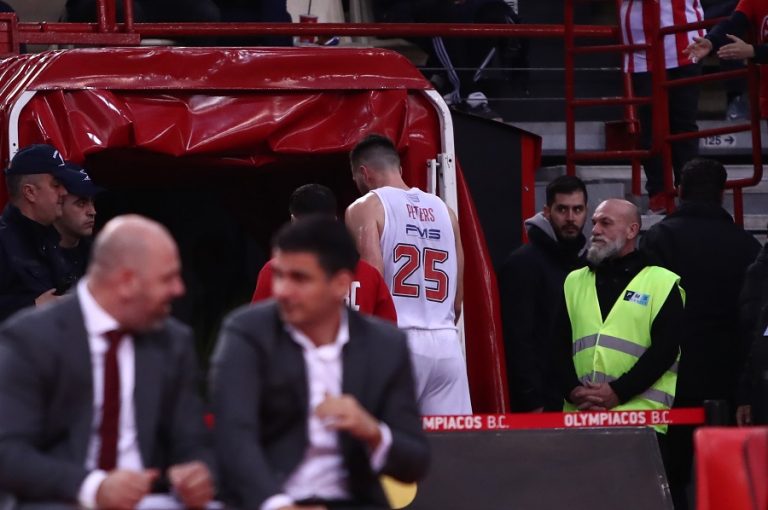 Συναγερμός στον Ολυμπιακό: Αποχώρησε κουτσαίνοντας ο Πίτερς