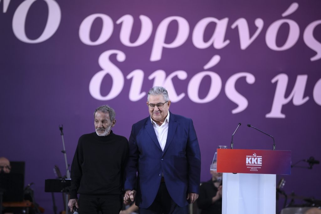 Σταύρος Ξαρχάκος: Ο Δημήτρης Κουτσούμπας τραγούδησε την «Άπονη ζωή» στη συναυλία