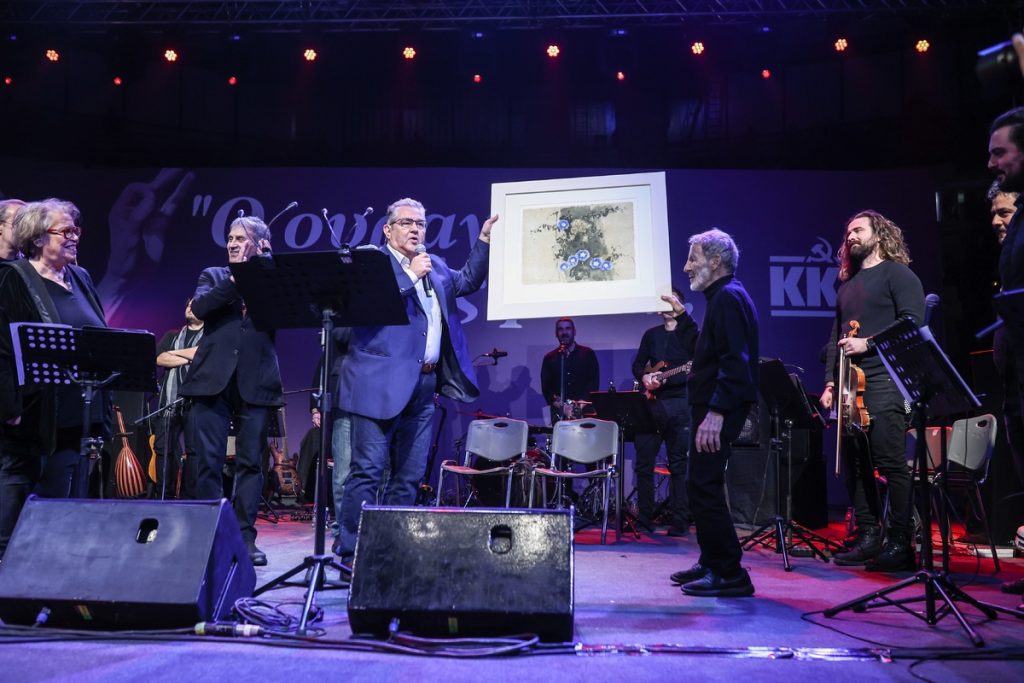 Σταύρος Ξαρχάκος: Κατάμεστο το ΣΕΦ – Χιλιάδες κόσμου στη συναυλία του ΚΚΕ