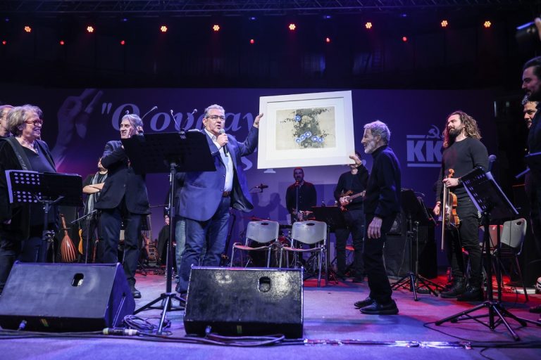 Σταύρος Ξαρχάκος: Κατάμεστο το ΣΕΦ – Χιλιάδες κόσμου στη συναυλία του ΚΚΕ