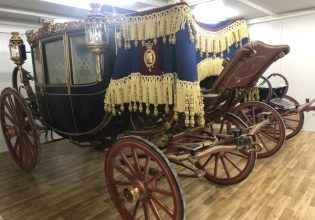 Γλύξμπουργκ: Οι εντυπωσιακές άμαξες της τέως βασιλικής οικογένειας που βρέθηκαν στο Τατόι