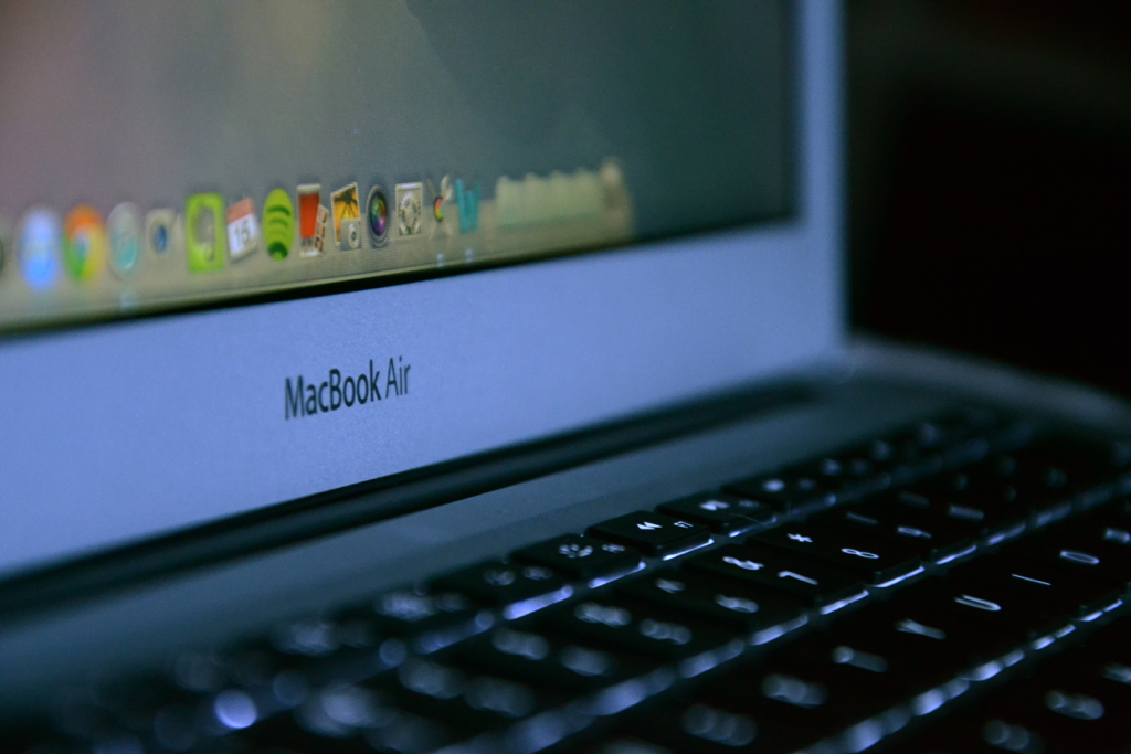 Apple: Σχέδιο για οθόνες αφής στα MacBook;