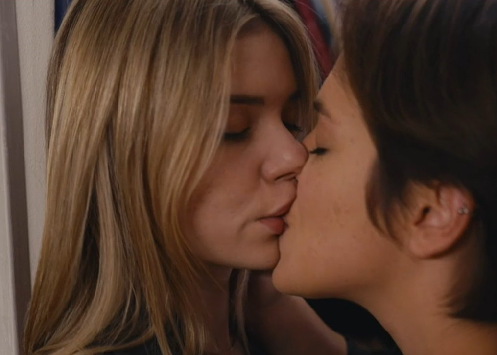 «Η Γη της Ελιάς»: Το φιλί δύο γυναικών που έσπασε ένα ακόμα ταμπού της ελληνικής τηλεόρασης