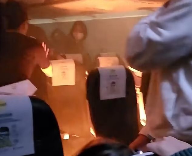 Ταϊβάν: Αναστάτωση σε αεροπλάνο – Φορτιστής επιβάτη πήρε φωτιά μέσα στην καμπίνα