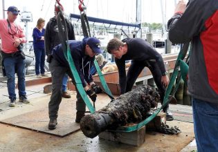 Βουλγαρία: Δύτες ανέσυραν κανόνια από ένα ναυάγιο 200 ετών