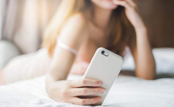 Έκλεισε ραντεβού στο OnlyFans και τελικά ήταν… ο άντρας της – Η στιγμή που την πιάνει στα πράσα