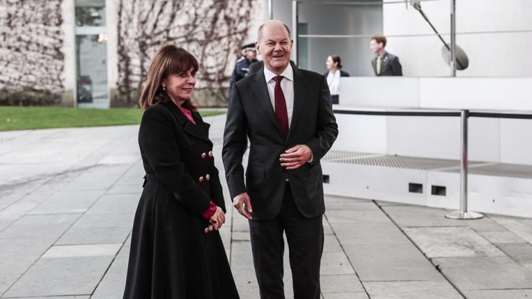 Κατερίνα Σακελλαροπούλου: «Αναγκαία η διεξαγωγή διαλόγου για τις γερμανικές αποζημιώσεις», είπε στον Όλαφ Σολτς