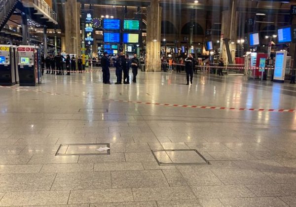 Γαλλία: Επίθεση με μαχαίρι στο Παρίσι – Πολλοί τραυματίες